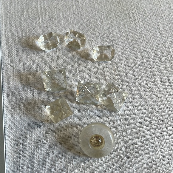 Assortment of vintage clear glass and plastic buttons - Picture 10 of 16